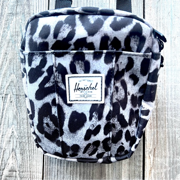 NWOT Herschel Animal Print. Crossbody Bag - Picture 1 of 8